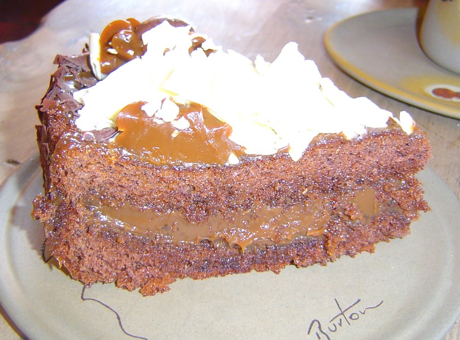 Rebanada con relleno de Chocolate y Manjar Blanco al medio