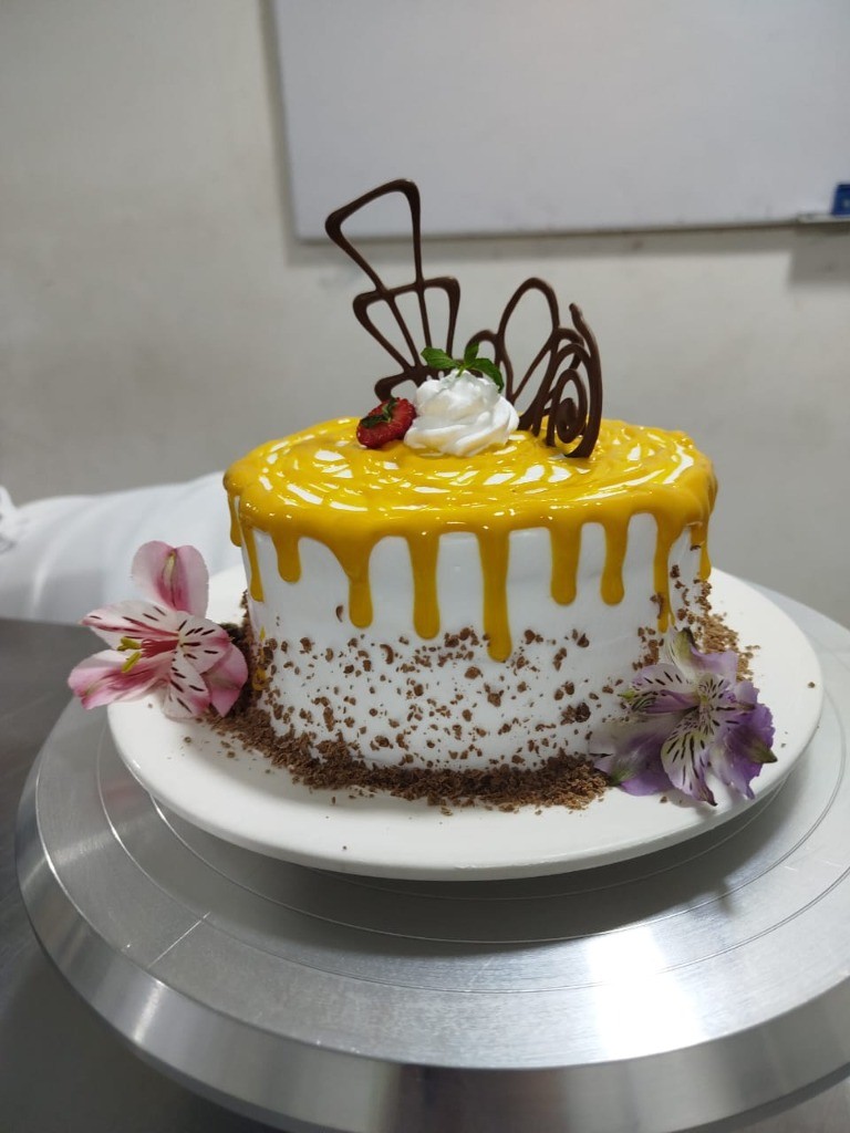 Torta Drip de Mango & Filigrana de Chocolate