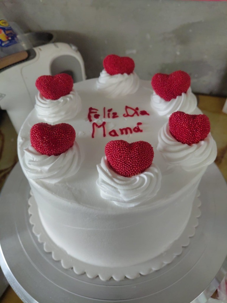 Torta Día de la Madre con Corazones Rojos