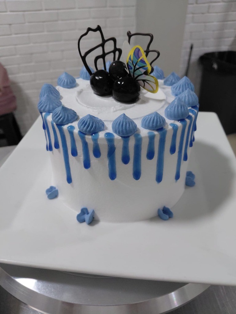 Torta Drip Azul Zafiro & Guindas